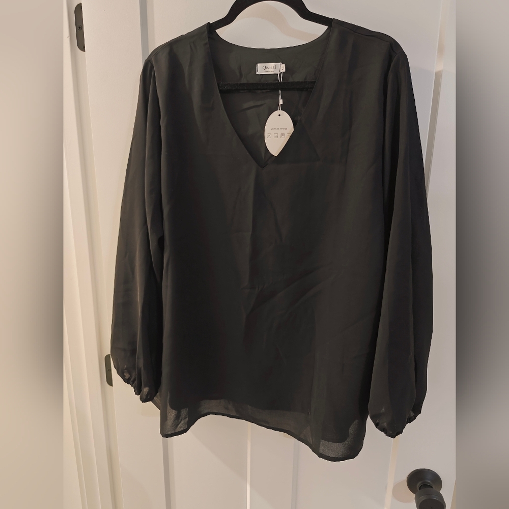 Lined dress top. Flowy sleeves